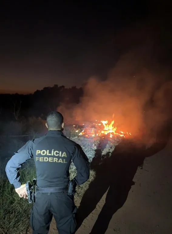FLAGRADO - Polícia Federal prende homem por queimada ilegal em propriedade rural de Itapuã d’Oeste (RO)
